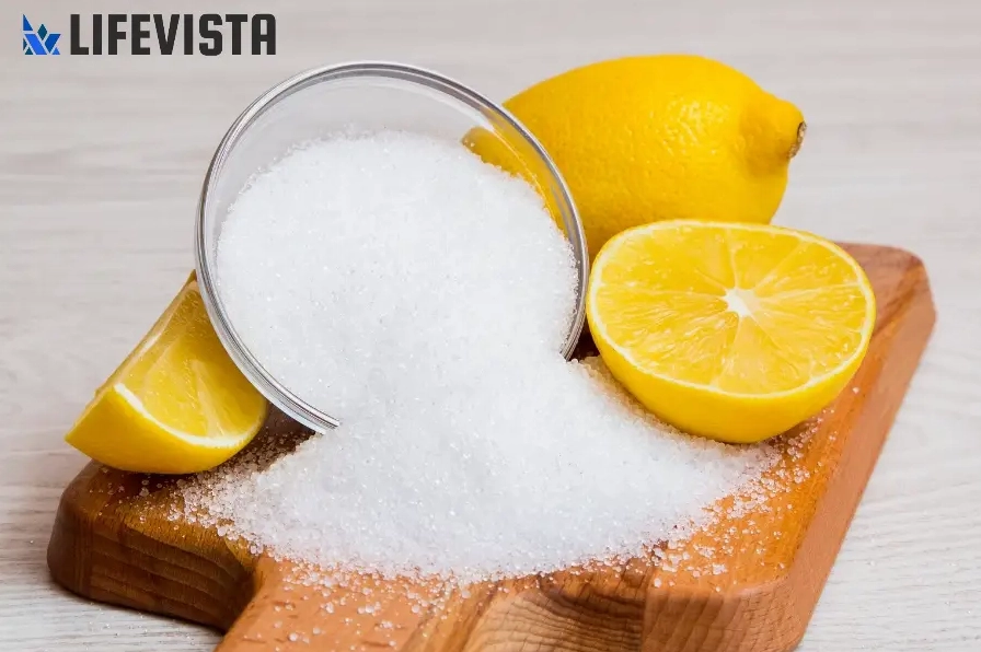 Axit citric được tìm thấy trong nhiều loại trái cây và thực phẩm tự nhiên như chanh, cam, dâu tây, dứa, kiwi.