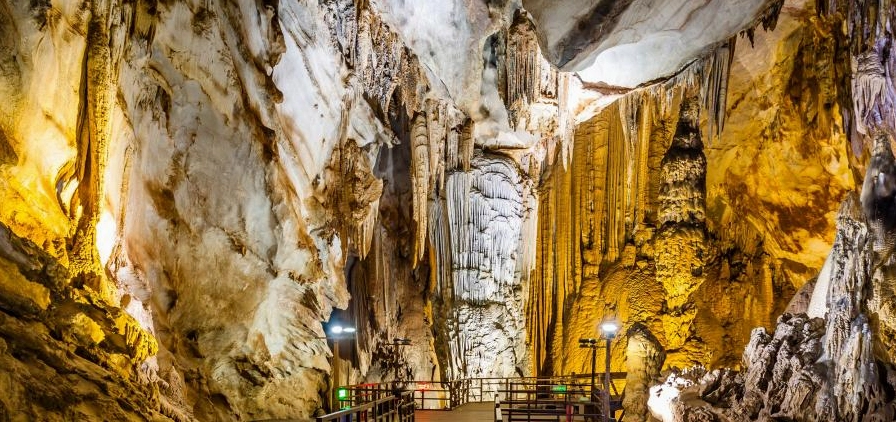 Hang động đá vôi - nguồn gốc của Canxi Cacbonat