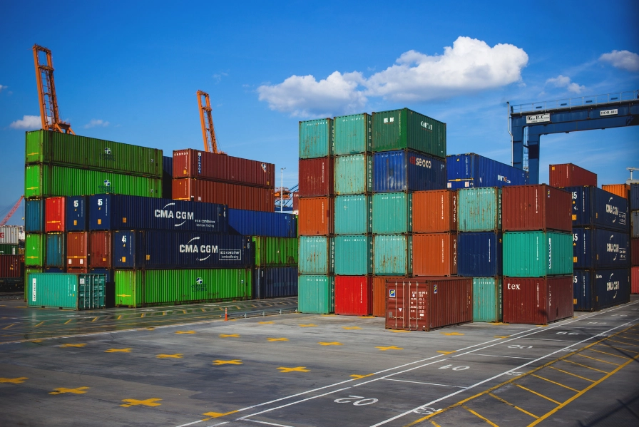 Hàng hóa được chưa trong các thùng container và được tập kết tại các cảng biển.