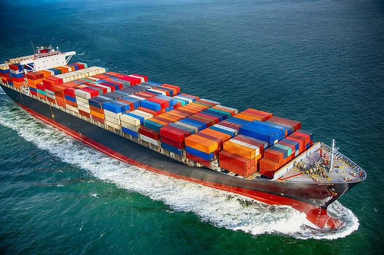 Hàng hóa xuất - nhập khẩu được vận chuyển trên tàu lớn, di chuyển từ quốc gia này sang quốc gia khác.