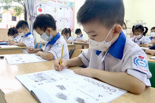 Học sinh đang học