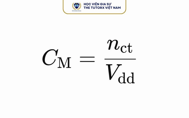 Học sinh đang tập trung học hóa học