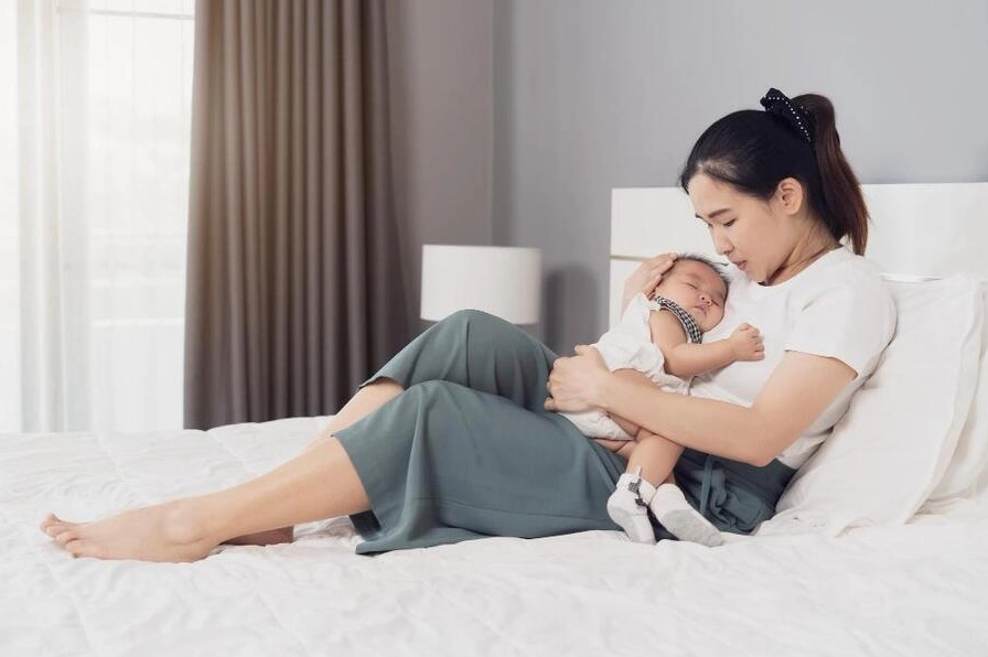 Mẹ có thể quan sát dấu hiệu thực tế của bé để biết bé đã bú đủ hay chưa