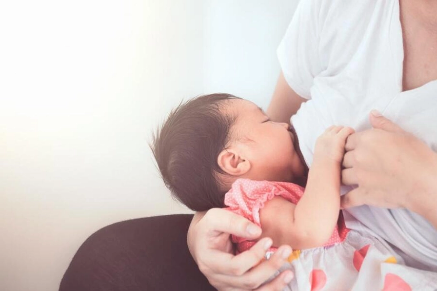 Nắm lượng sữa theo tháng giúp bé đủ dinh dưỡng, tăng trưởng khỏe mạnh.